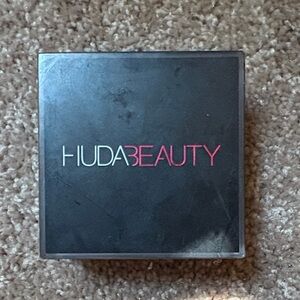 HUDA BEAUTY pound cake setting powder